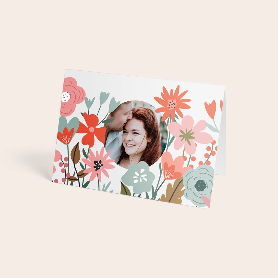 Brievenbusbloemen: rozen Gepersonaliseerde fotokaart met bloemenrand, bedrukt met een foto van een stel, te versturen met brievenbusbloemen