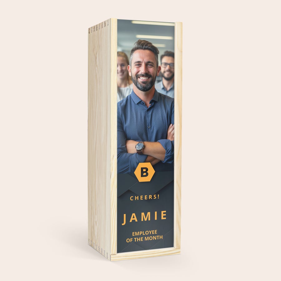 Cassetta Vino Personalizzata Cassetta in legno personalizzata con foto stampata di un uomo sorridente e testo Jamie Employee of the Month