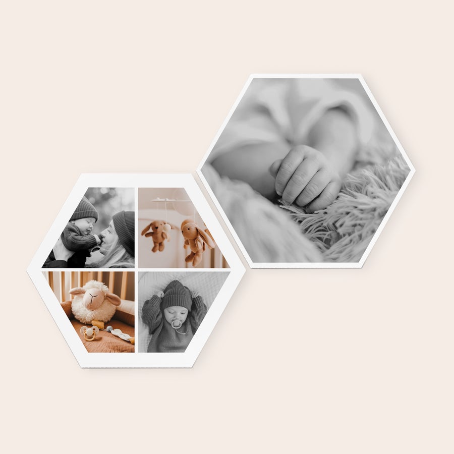 Personalizovaný nástěnný panel Dva šestihranné dřevěné nástěnné panely s vlastním designem, jeden s koláží čtyř fotografií dítěte a druhý s detailem ručky dítěte