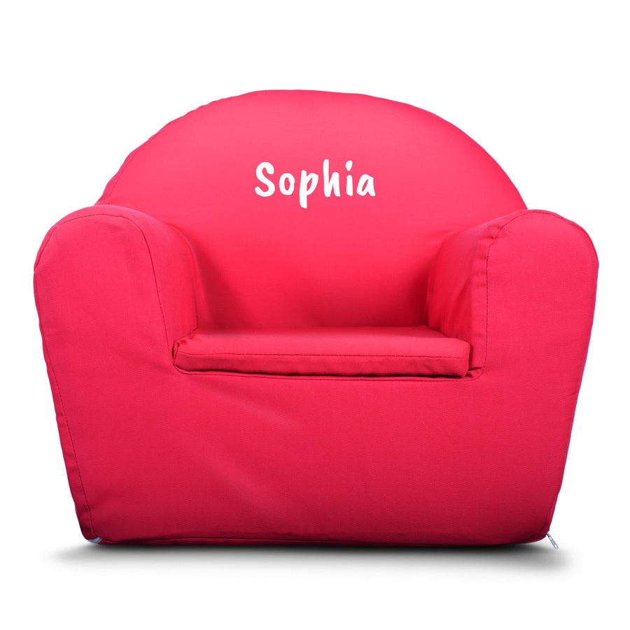 Yksilöllinen punainen lasten tuoli, jossa lapsen nimi "Sophia" painettuna selkänojaan