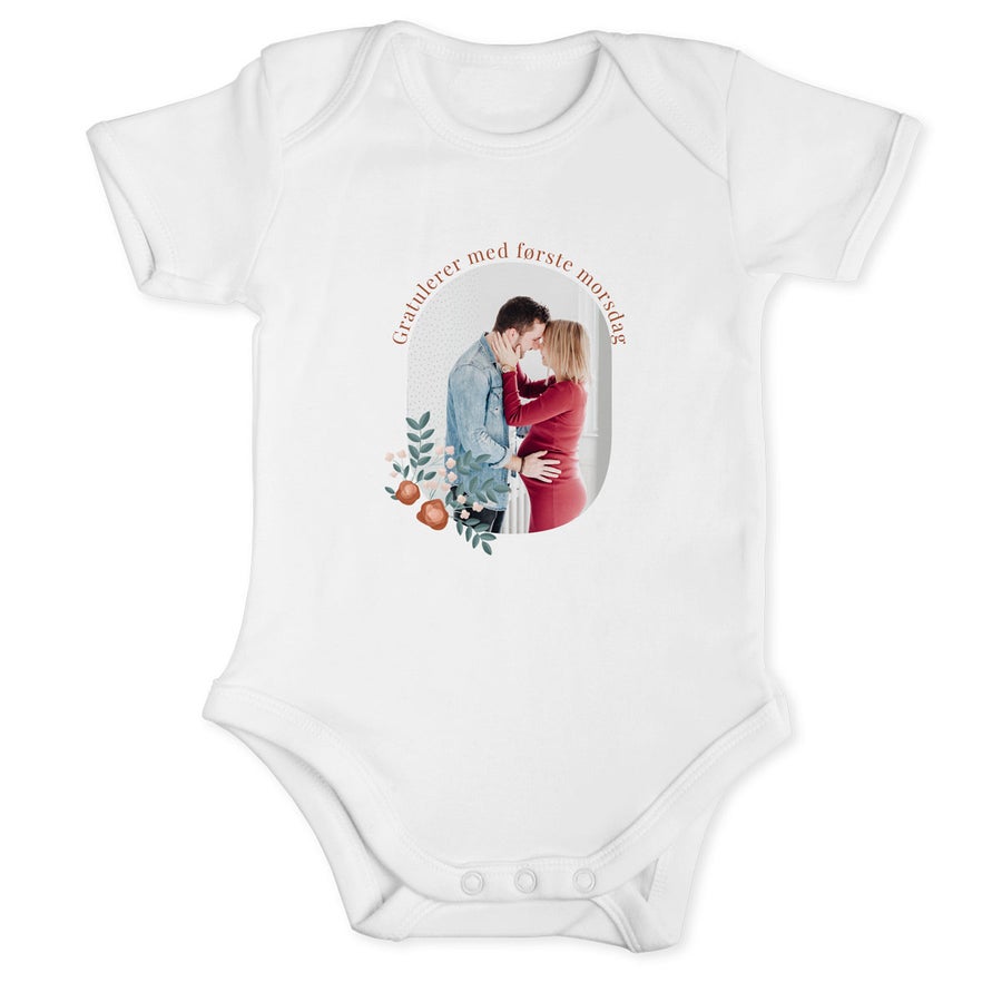 Hvit personlig onesie med trykt bilde av et par og tekst Gratulerer med første morsdag