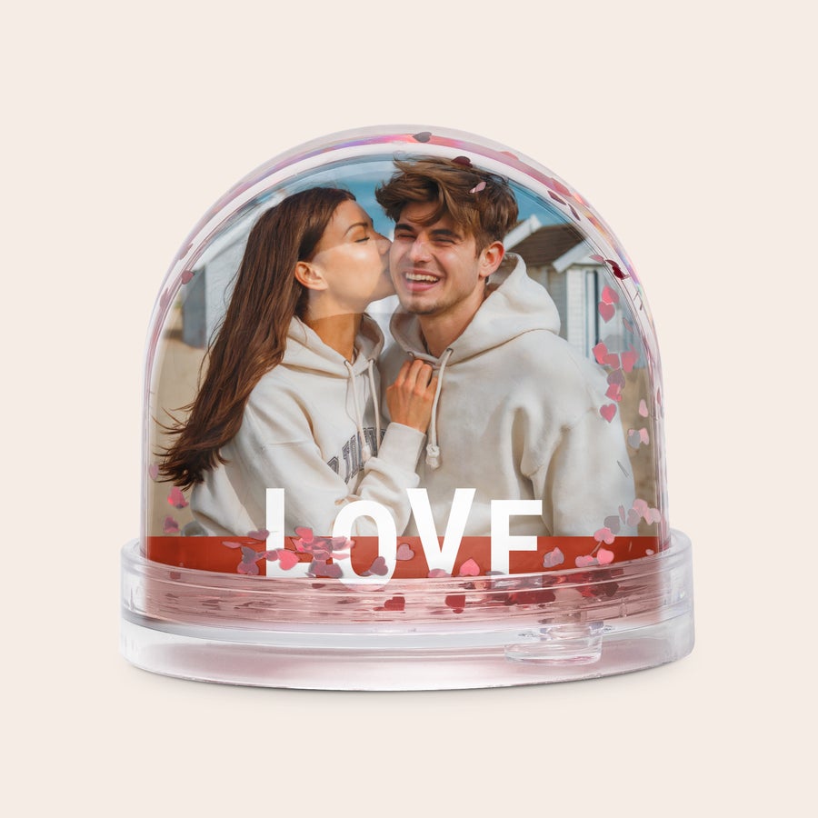 Snekugle En personlig snekugle med billede af et par og dalende fine hjerter, samt teksten LOVE printet i hvidt