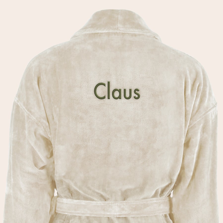 Badekåbe til mænd Blød badekåbe i creme med "Claus" broderet med grøn tekst på ryggen