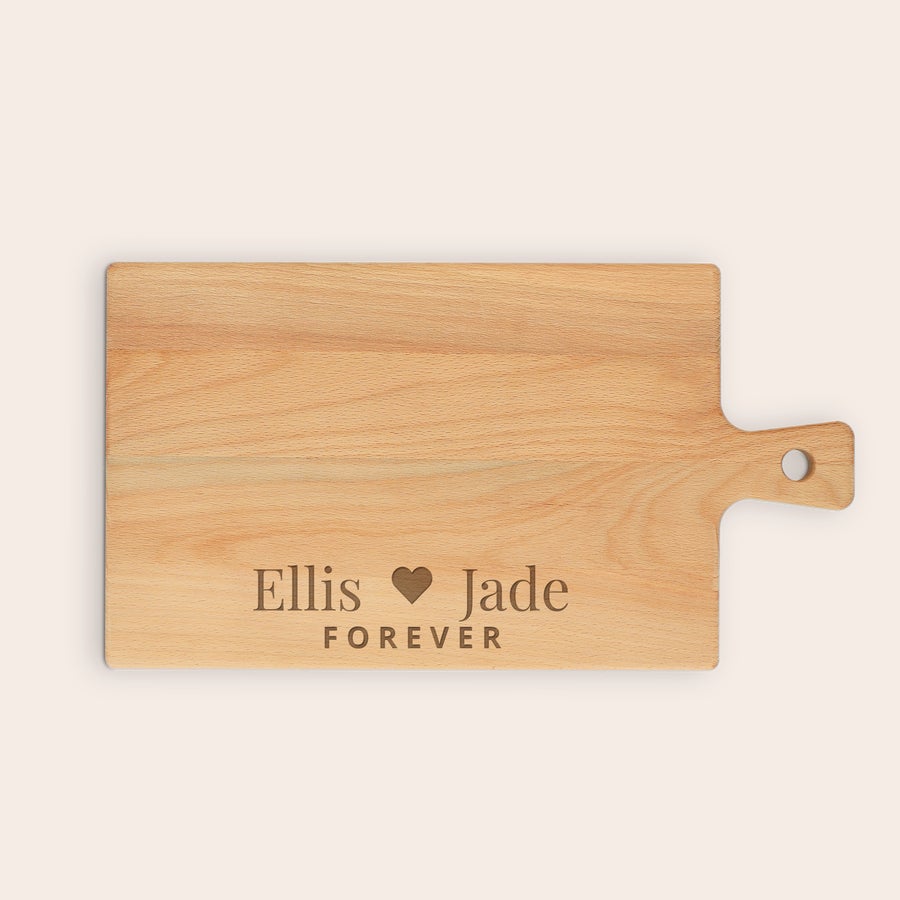 Personalizovaná servírovacia tácka Drevený servírovací podnos so svojím menom, gravírovaný s menami Ellis a Jade a nápisom FOREVER.