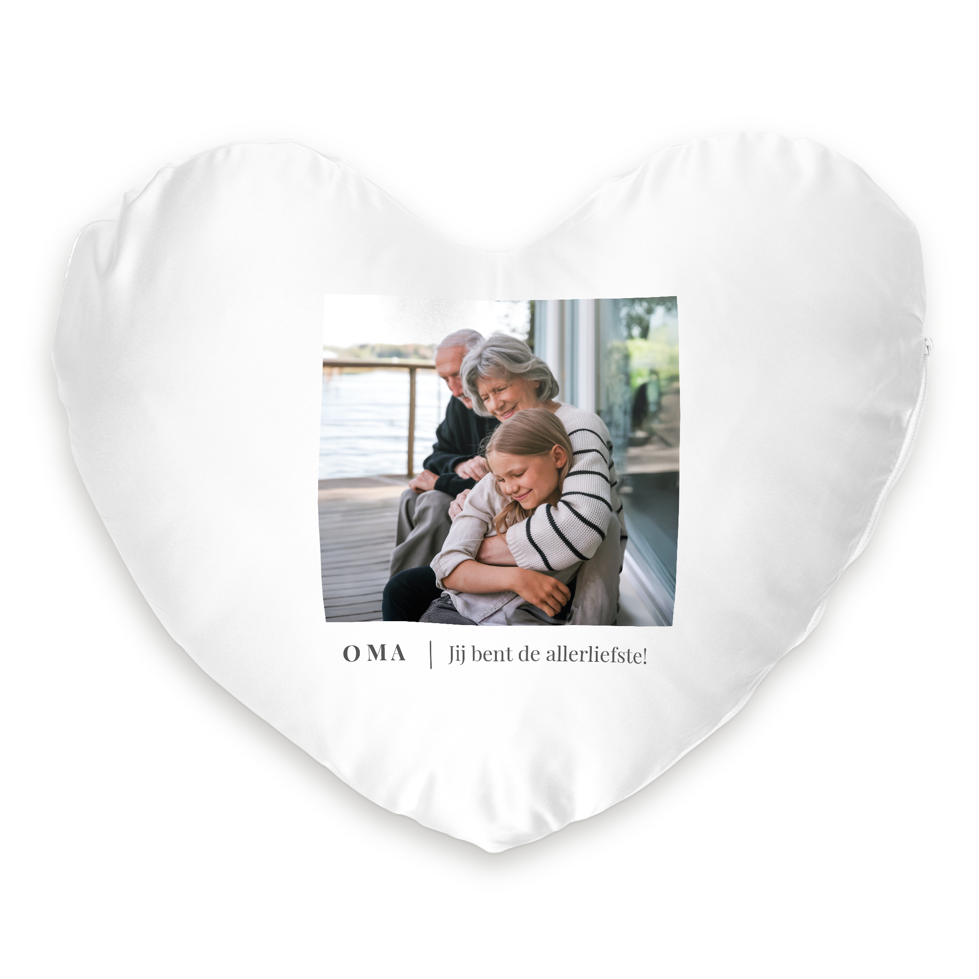 Bedrukt wit hartvormig kussen met foto van oma, opa en meisje, en de tekst Oma jij bent de allerliefste!