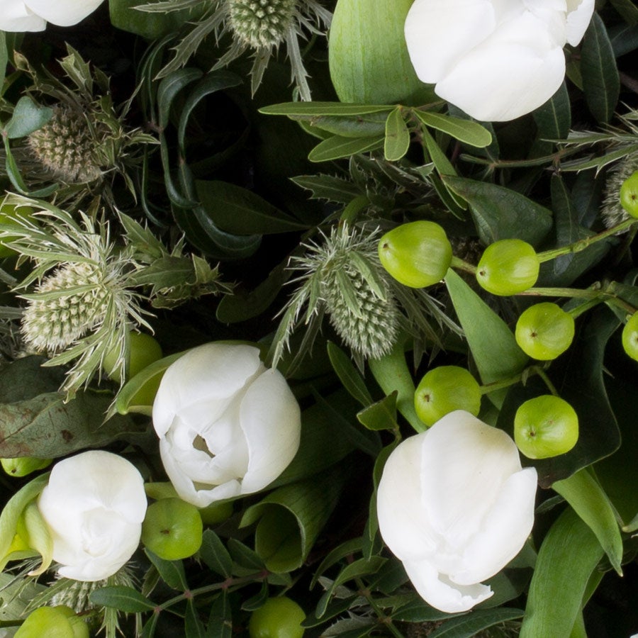 Witte Bloemen – Tulpen met groen blad en groene besjes, een gepersonaliseerd cadeau te versturen.