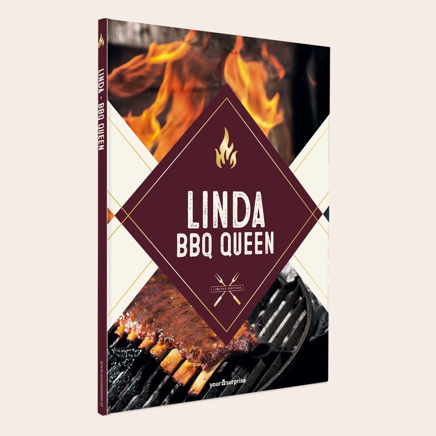 Barbecue kookboek "BBQ King/Queen" personaliseren Gepersonaliseerd BBQ King/Queen kookboek, met "LINDA BBQ QUEEN" gedrukt op de kaft. Het kookboek toont vlammen en spareribs op de grill.