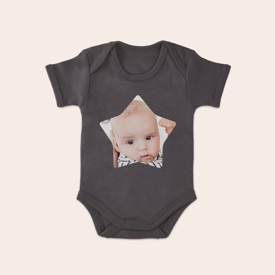 Baby bodysuit Grå babyromper med et personlig tilpasset bilde av en baby trykt i en stjerneform.
