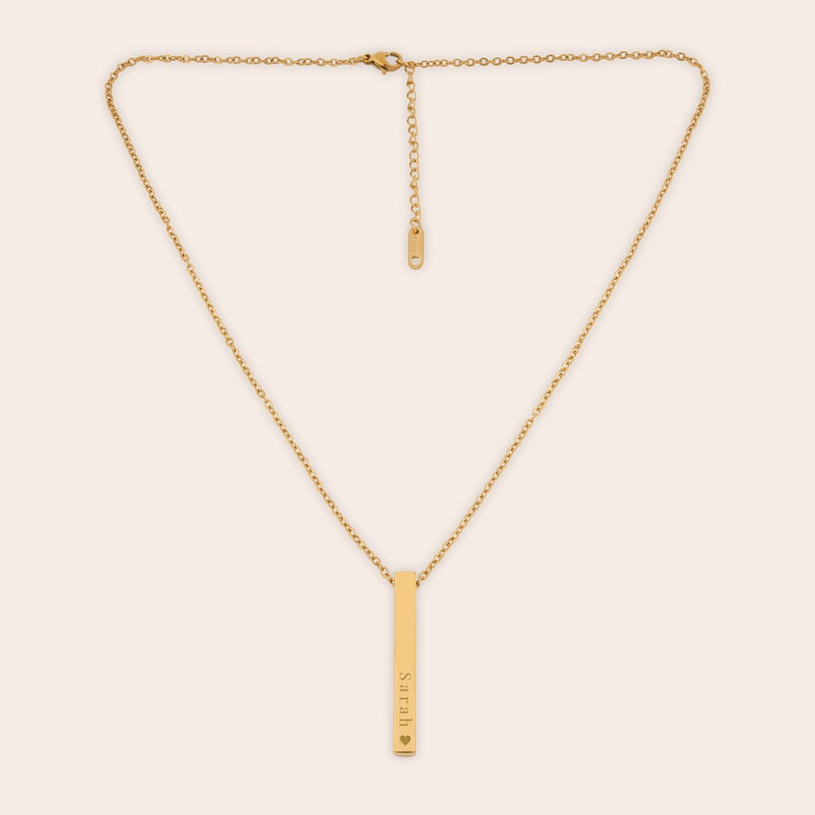 Halsband med namn Guldpläterat graverat halsband med namnet Sarah och ett litet hjärta för att överraska dina nära och kära.