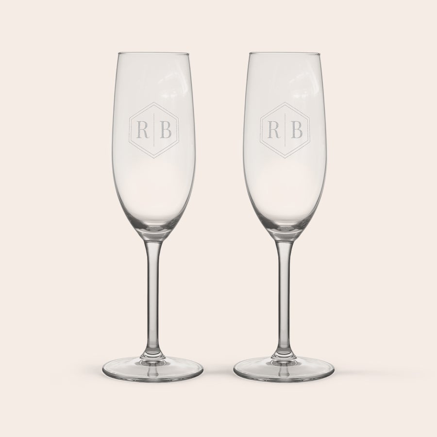 Riondo Prosecco Set con Bicchieri Due flûte in vetro personalizzati con le iniziali "R" e "B" incise in un esagono, perfetti per brindare con un Prosecco Riondo