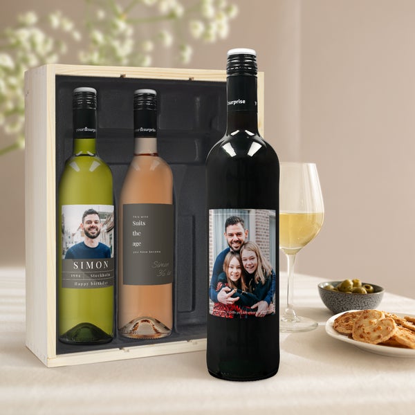 Vinpresentset med personlig etikett - Maison de la Surprise Merlot, Syrah & Sauvignon Blanc