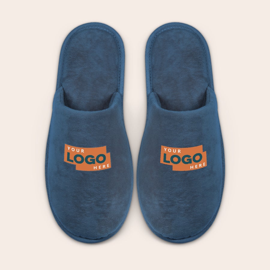 Personlige tøfler Et par personlige tøfler med eget design, mørkeblå, trykt med en oransje logo og teksten Your Logo Here.