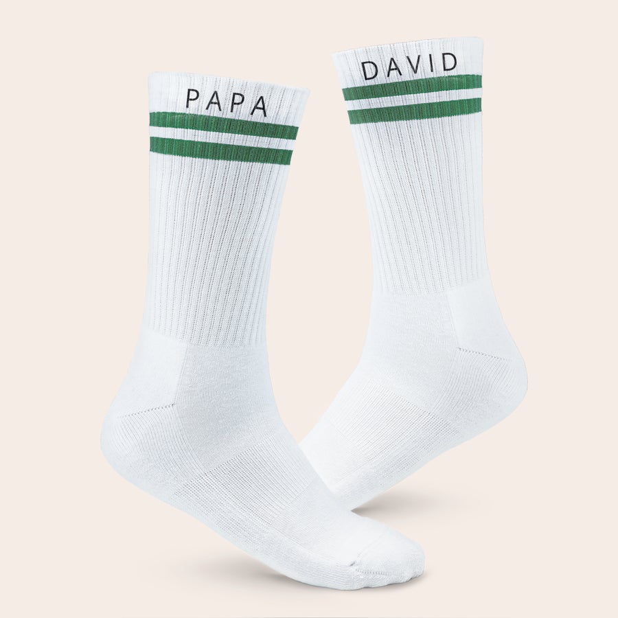 Chaussettes de sport avec nom Paire de chaussettes de sport personnalisées blanches avec rayures vertes et les noms PAPA et DAVID imprimés