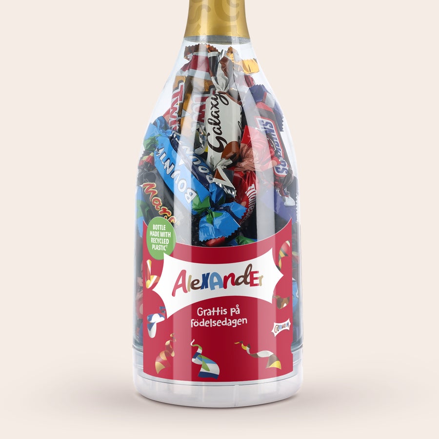 Personlig Celebrations gåva Vem vill du fira med denna Celebrations-champagneflaska? En Celebrations-flaska fylld med choklad och tryckt med namnet Alexander och texten Grattis på födelsedagen.
