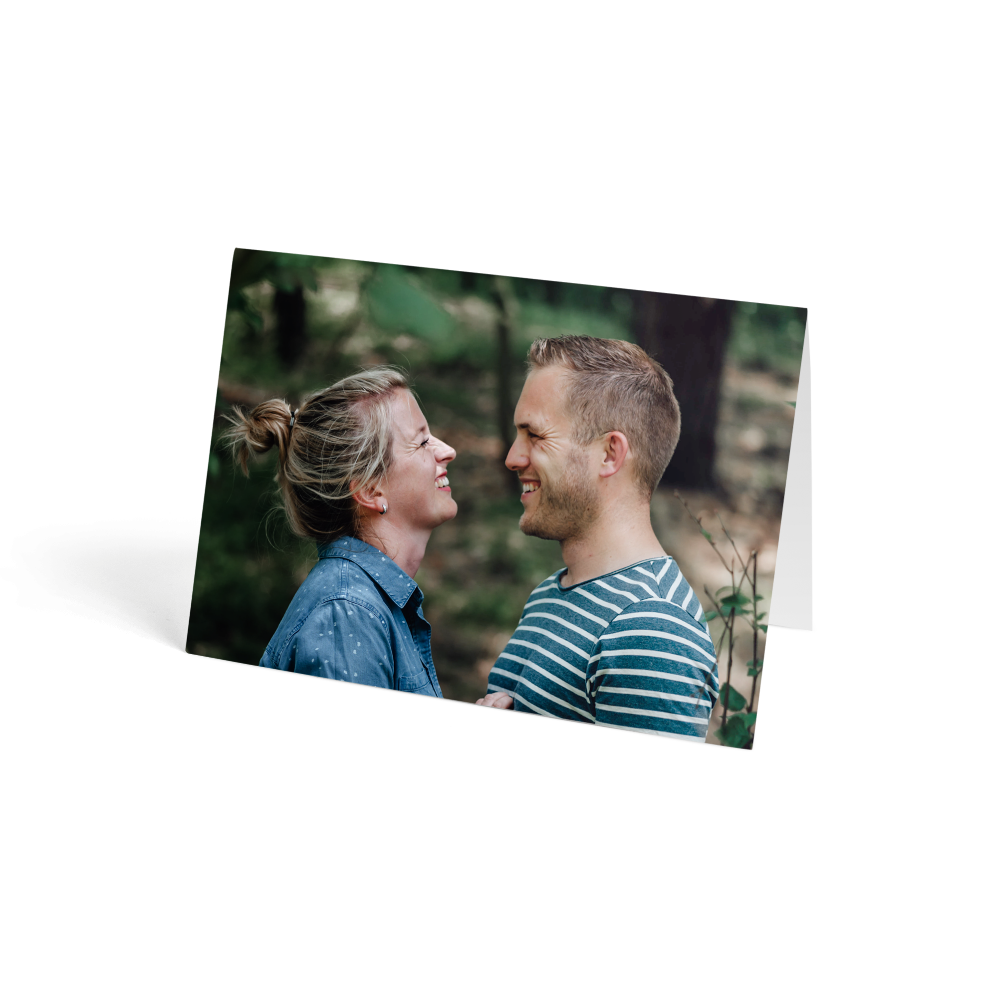 Gepersonaliseerde wenskaart met een gedrukte foto van een lachend stel, klaar om te verzenden met brievenbusbloemen gele rozen.