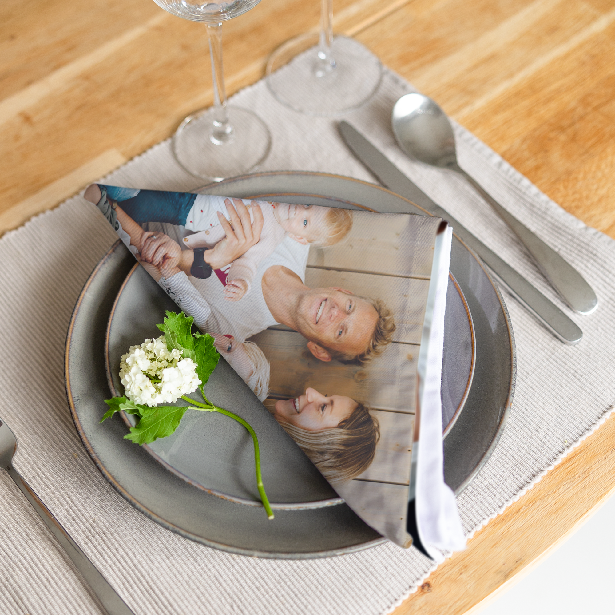 Yksilölliset lautasliinat, joihin on painettu perhekuva, piristämään kattausta