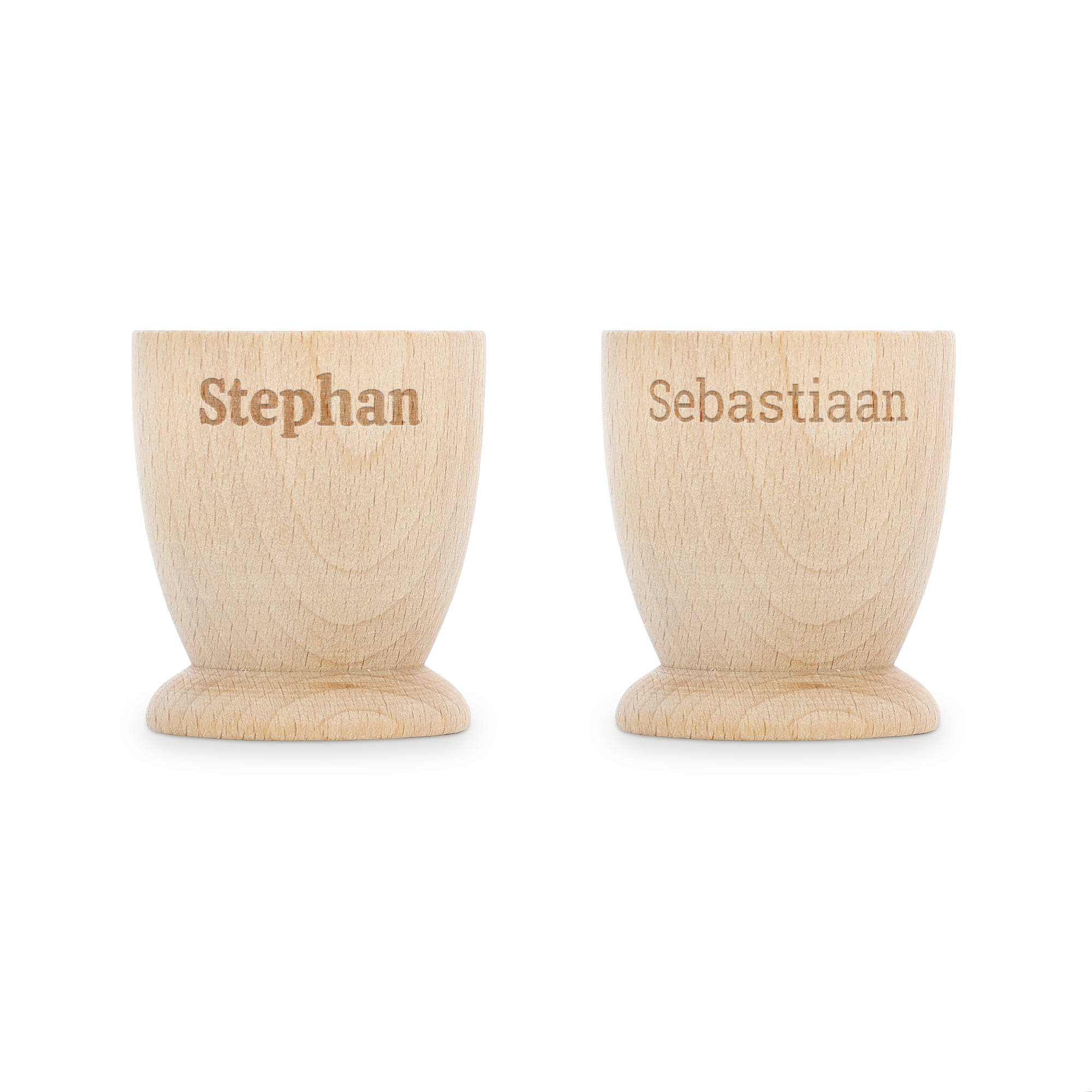 Twee gepersonaliseerde eierdopjes van beukenhout, gegraveerd met de namen Stephan en Sebastiaan. Maak het ontbijt onvergetelijk.
