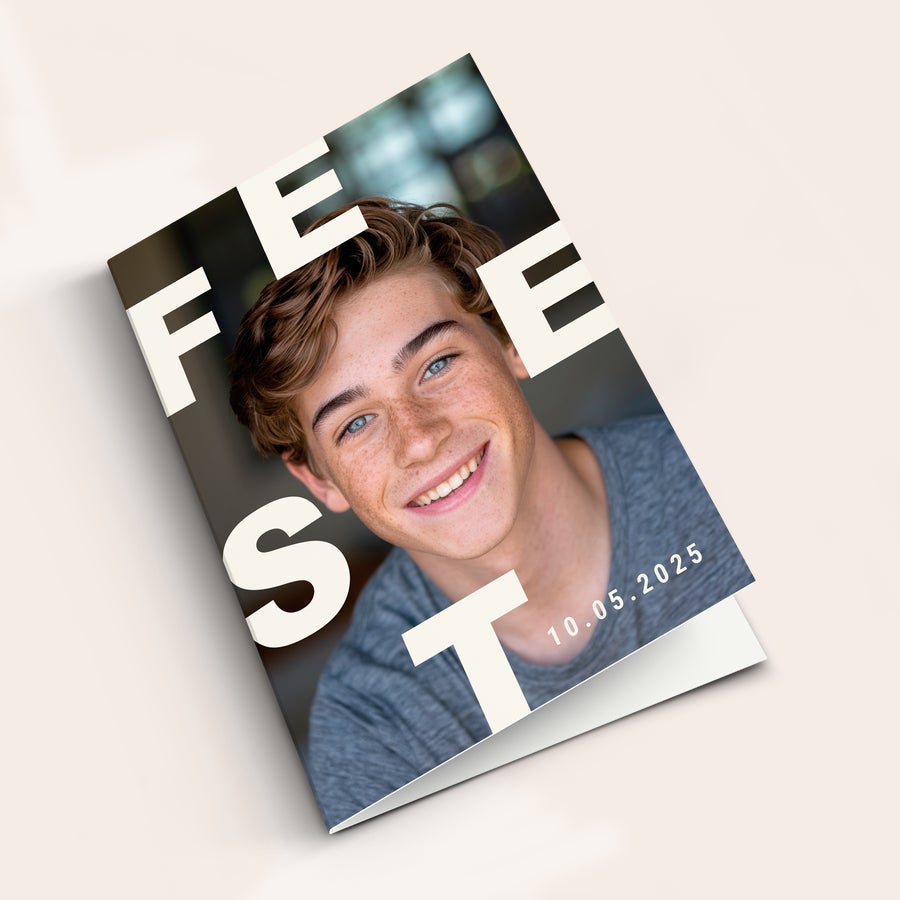 Communiekaart met foto Gepersonaliseerde wenskaart met een glimlachende jongen, bedrukt met de tekst FEEST en de datum 10.05.2025.