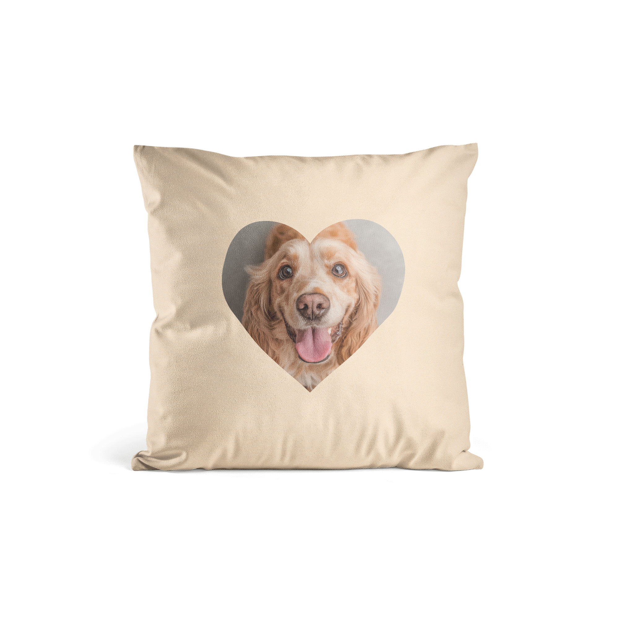 Funda de cojín personalizada beige con foto de perro sonriente impresa en forma de corazón. Transforma cualquier espacio con una funda de cojín bellamente personalizada.