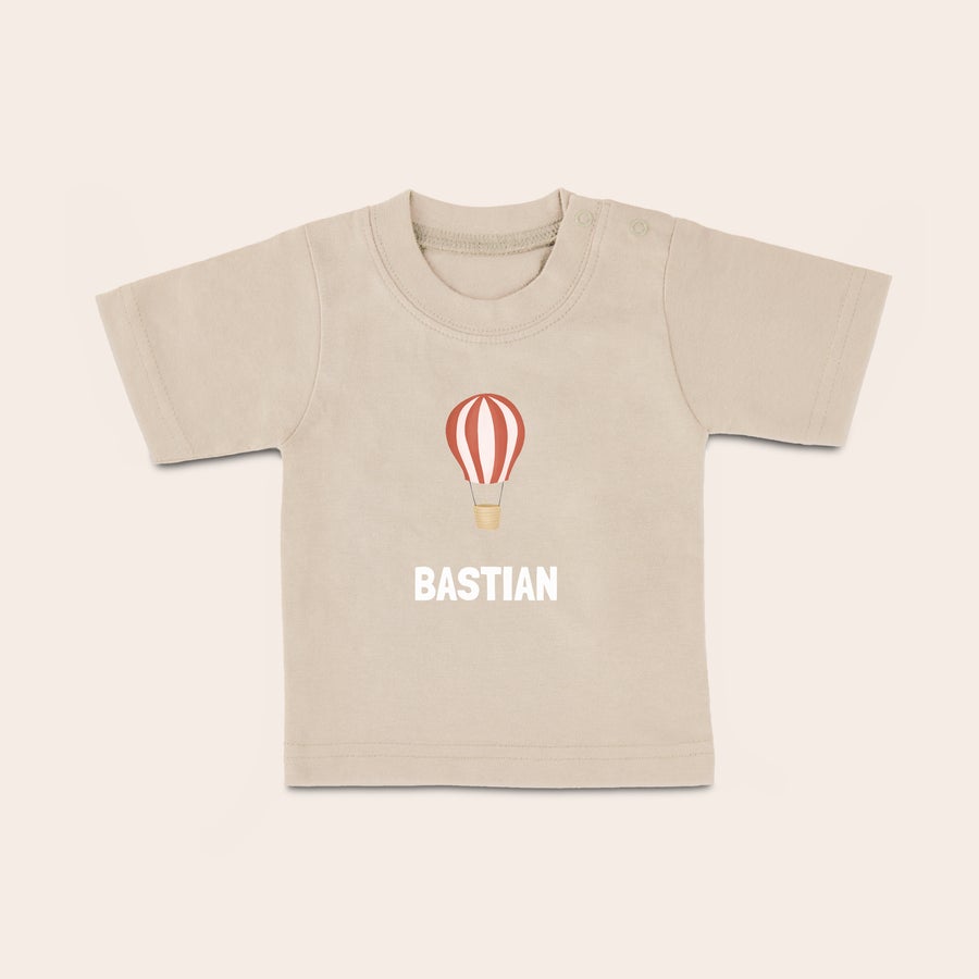 Baby t shirt bedrucken Helles Baby T-Shirt mit Namen "BASTIAN" und Heißluftballon-Motiv, bedruckt