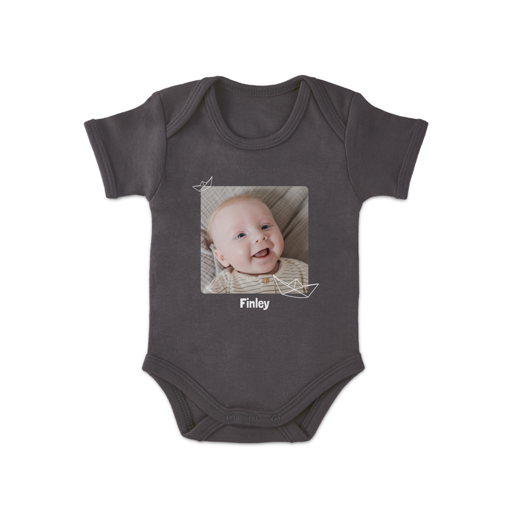 Body gris oscuro de bebé personalizado con una foto de bebé sonriente, el nombre Finley y detalles de barcos de papel impresos.