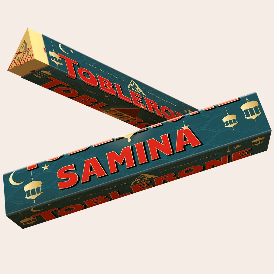 Ramadan Toblerone met naam Gepersonaliseerde Toblerone reep met Ramadan-wikkel, bedrukt met de naam Samina en lantaarns.