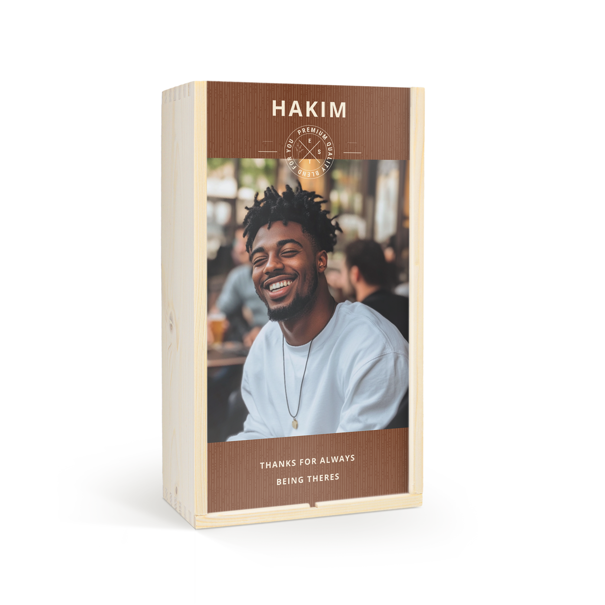 Houten kist met foto, naam Hakim en tekst 'Thanks for always being there' bedrukt, voor heerlijke fles whiskey.