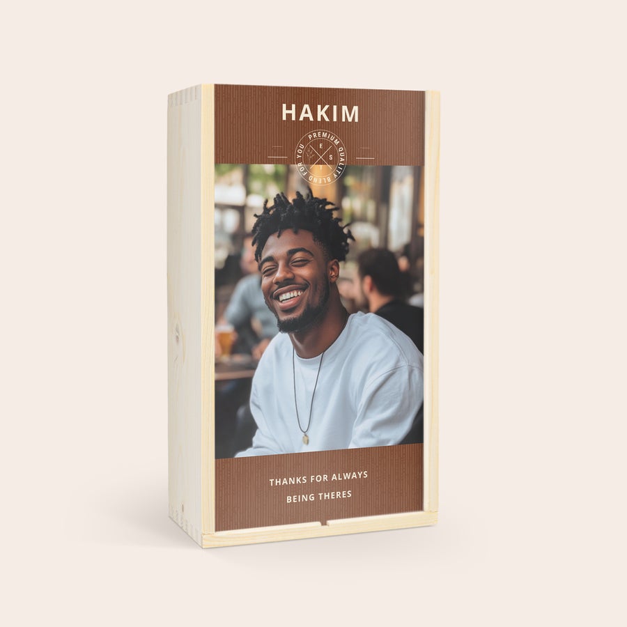 Jack Daniels Gentleman Jack Bourbon in kist personaliseren Houten kist met foto, naam Hakim en tekst 'Thanks for always being there' bedrukt, voor heerlijke fles whiskey.