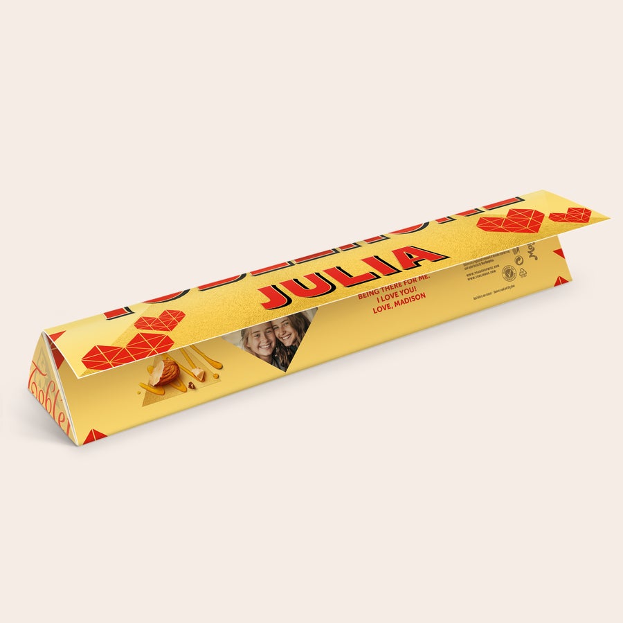 Toblerone-suklaa nimellä - Rakkaus Toblerone-suklaa nimellä - rakkaus, jossa on painettuna JULIA-nimi, kuva ja viesti omalla personoinnilla.