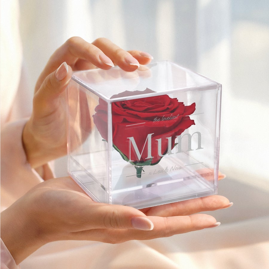 Rosa eterna in custodia di plexiglas incisa Mani che tengono una rosa eterna rossa in custodia incisa con la scritta Mum personalizzabile