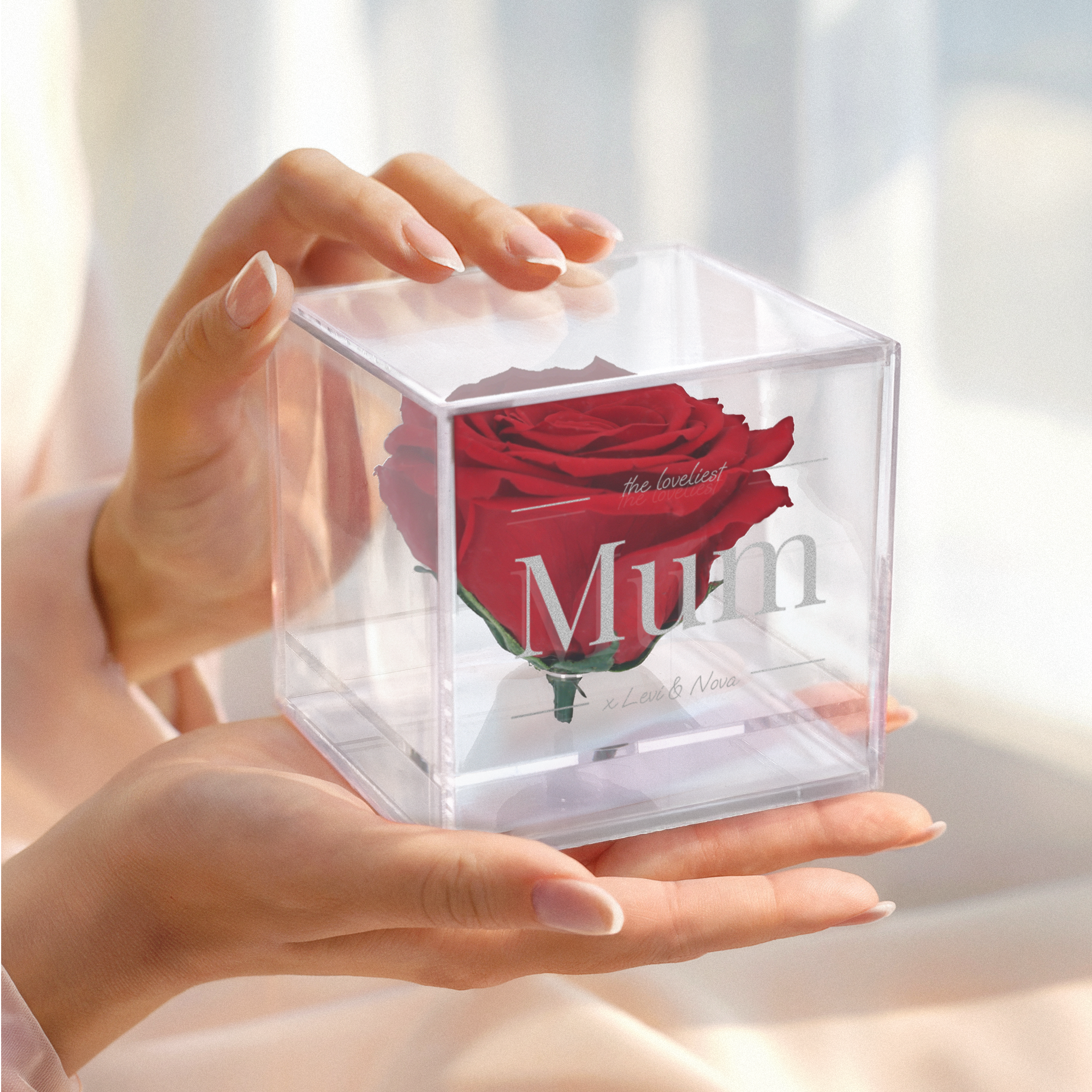 Trandafir etern roșu în carcasă de plexiglas, gravată cu textul "the loveliest Mum x Levi & Nova"