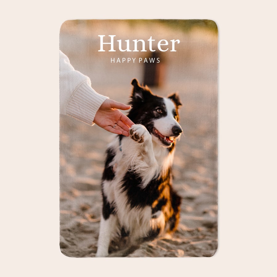 Fotodecke bedrucken Eine teddy fleece decke mit Namen oder Foto sorgt für besondere Gemütlichkeit. Sie ist mit dem Foto eines Hundes und dem Namen Hunter bedruckt.