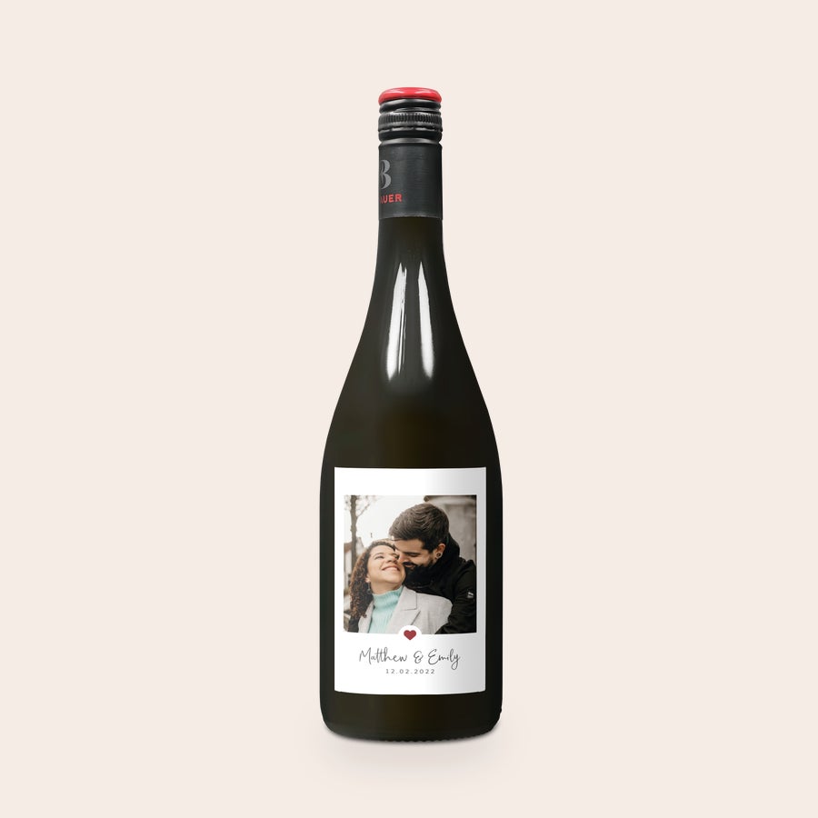 Vin cu etichetă personalizată - Emil Bauer Spätburgunder O sticlă de vin Emil Bauer cu etichetă personalizată imprimată cu fotografia unui cuplu, numele și data
