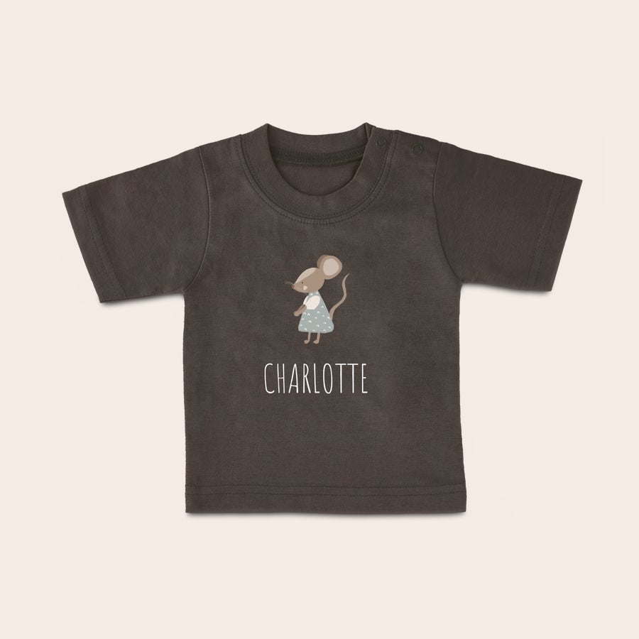 Baby T-shirt Mørkebrun baby t-shirt trykt med en sød mus og navnet "CHARLOTTE", perfekt til din baby