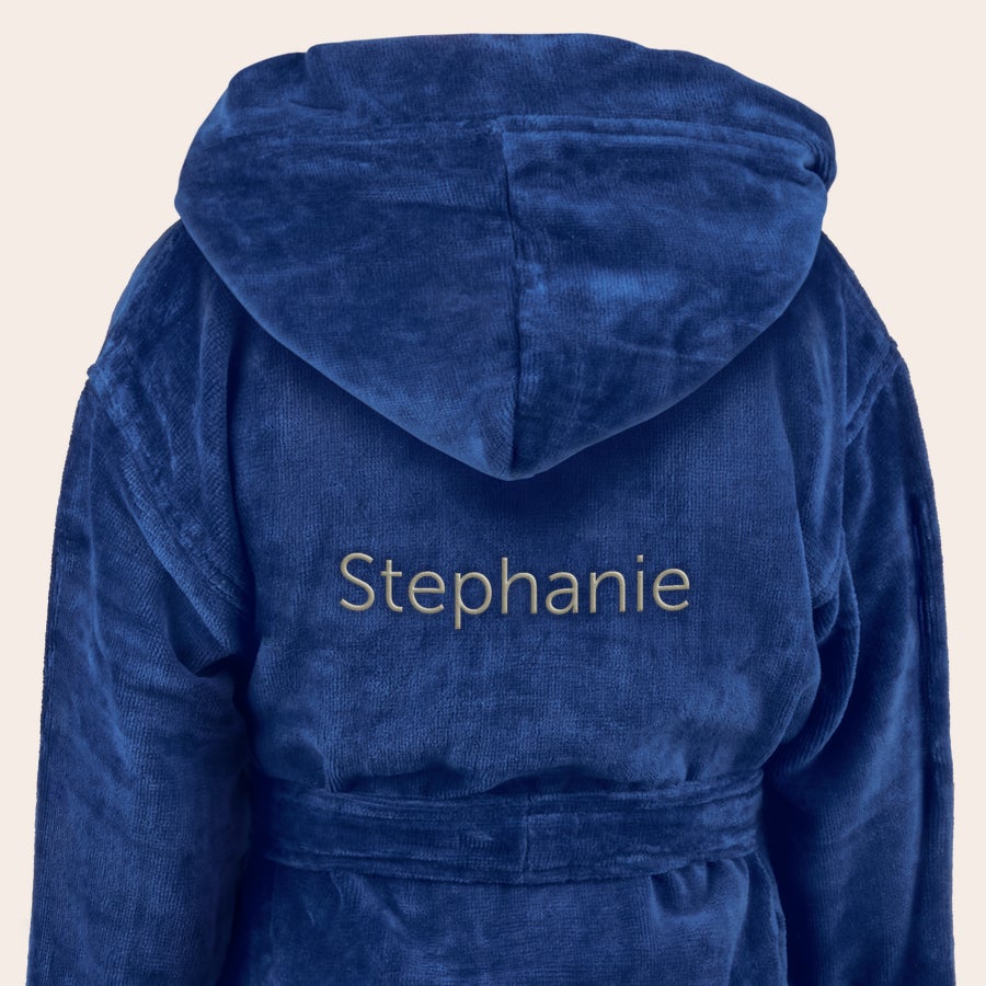 Albornoz para niños Albornoz de niño azul marino con capucha, bordado con el nombre Stephanie en beige. Sorprende a los más pequeños de tu vida con un suave albornoz personalizado.