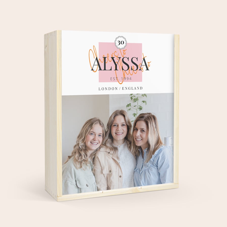 Caixa de Champanhe Personalizada Caixa de madeira de luxo com impressão personalizada de foto e nome "Alyssa", espaço para garrafa e 2 taças de champanhe.