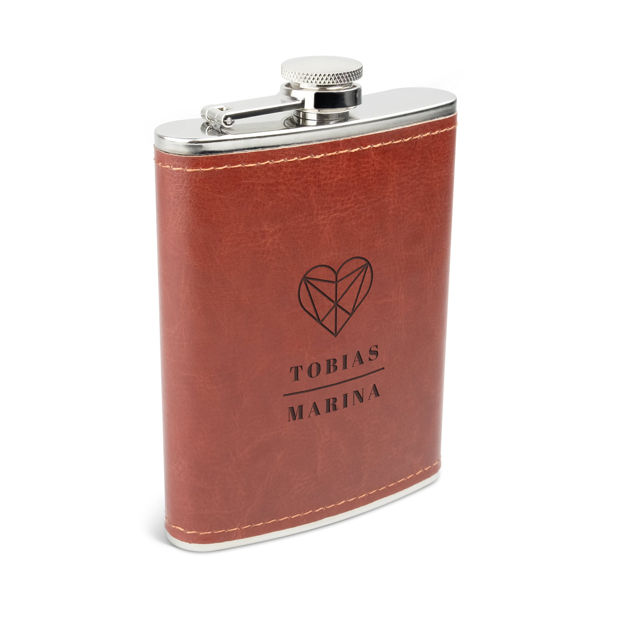 Brauner Flachmann aus Lederoptik mit Gravur der Namen Tobias und Marina, daneben ein grafisches Herz.