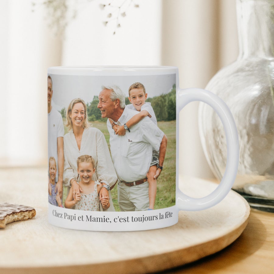Mug avec photo Mug avec photo imprimé d'une famille souriante et le texte personnalisable "Chez Papi et Mamie, c'est toujours la fête"