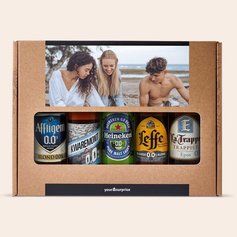Set cadou bere Set cadou personalizat de bere fără alcool în cutie de carton cu fotografie imprimată, conținând 5 sticle de bere.