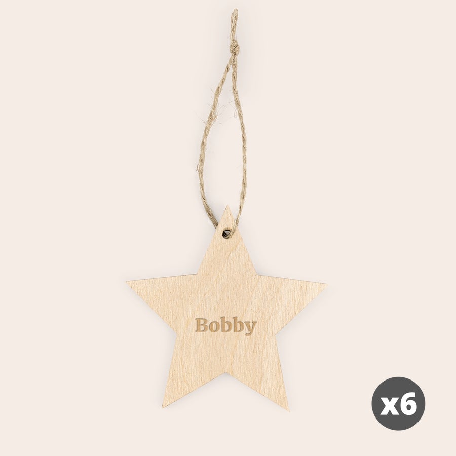 Puinen joulukoriste kaiverruksella Kaiverrettu puinen joulutähti nimellä Bobby, deluxe joulukoristeet 6 kappaleen settinä.
