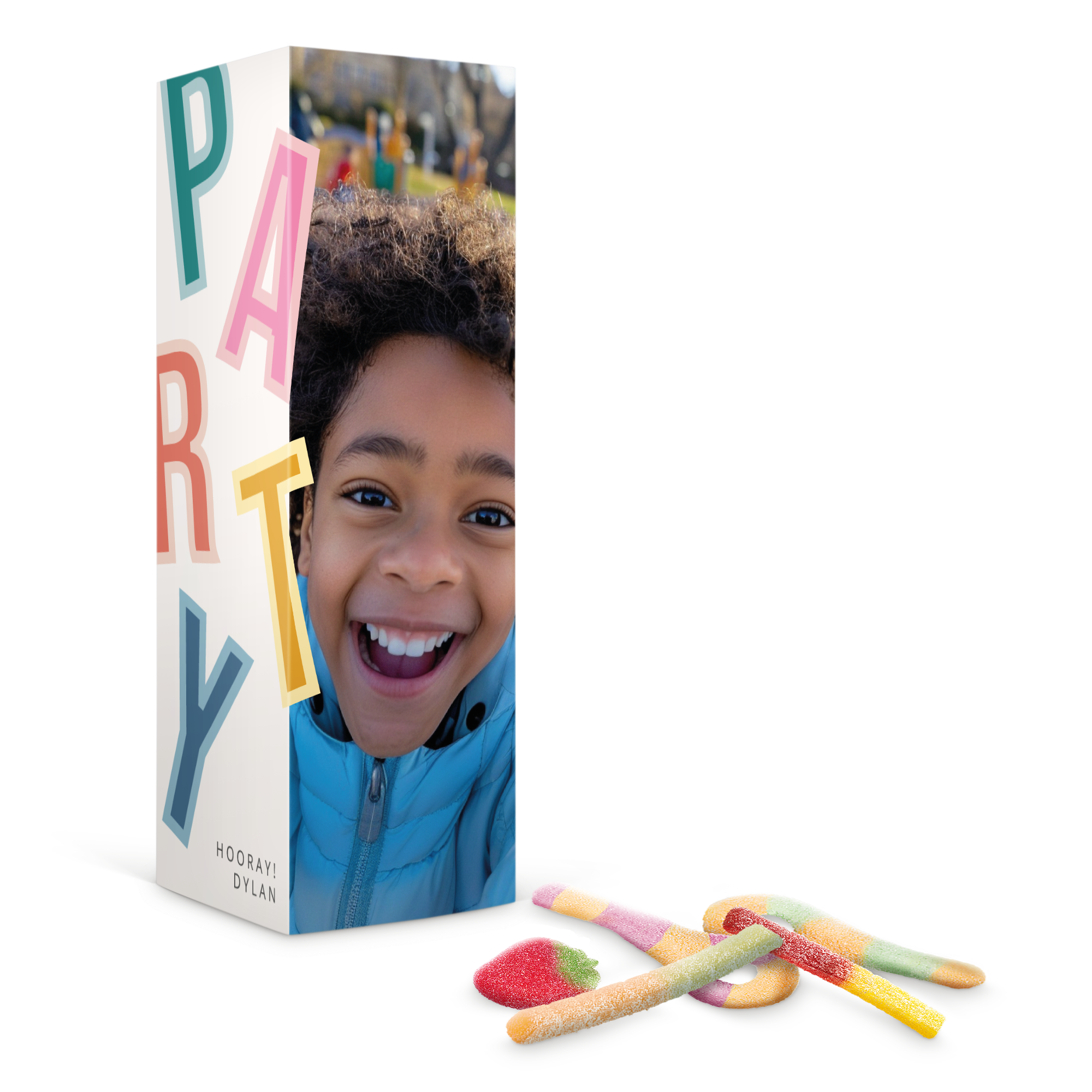 Caja de regalo de dulces personalizada, impresa con una foto de un niño sonriendo y el texto "HOORAY! DYLAN", junto a caramelos de gomita.