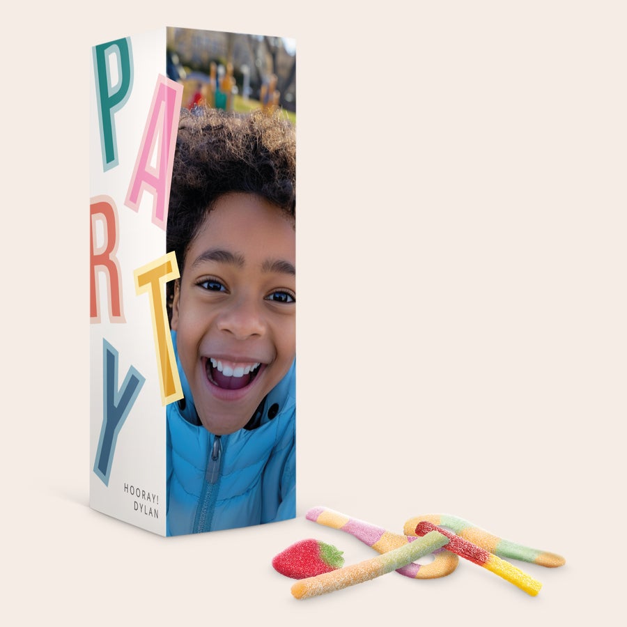 Personalizirana darilna škatla - Red Band Sweets Personalizirana darilna škatla sladkarij s fotografijo in napisom "HOORAY! DYLAN", natisnjena s polno barvo