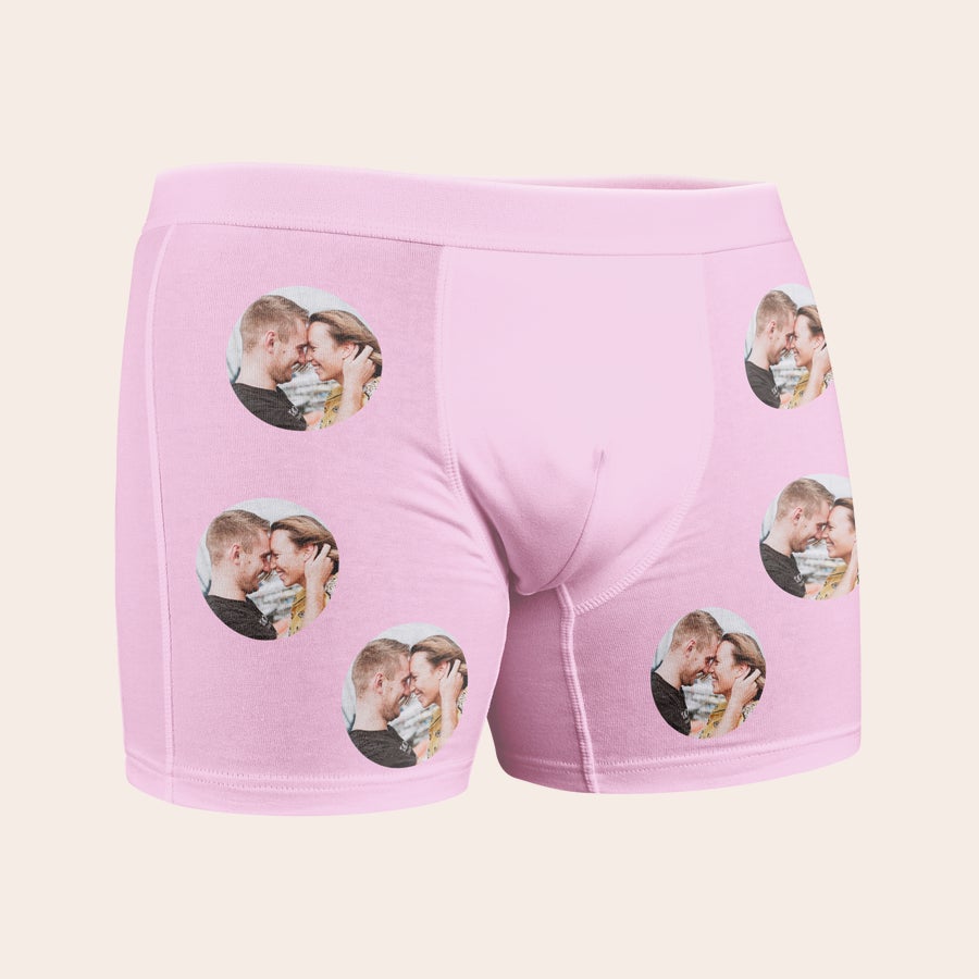 Boxer med bilde Rosa boksershorts med trykt bilde av et smilende par, en unik boksershorts med bilde.