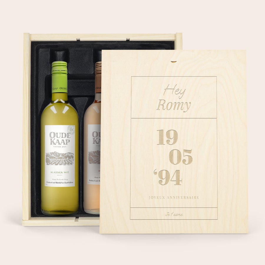 Coffret vin personnalisé - Oude kaap Coffret cadeau personnalisé de 3 bouteilles Oude Kaap avec texte gravé "Hey Romy 19 05 94 Joyeux Anniversaire Je taime"