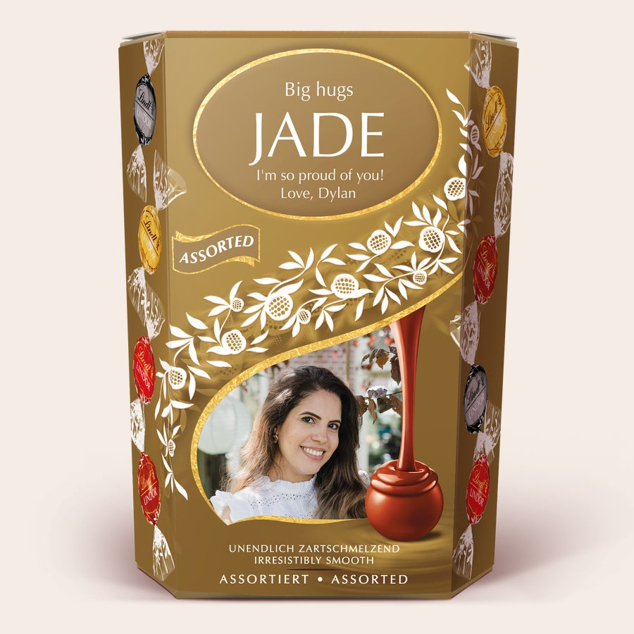 Darčeková krabička na čokoládu Lindt Personalizovaná darčeková krabička Lindt čokolády s potlačenou fotkou, menom Jade a správou Big hugs