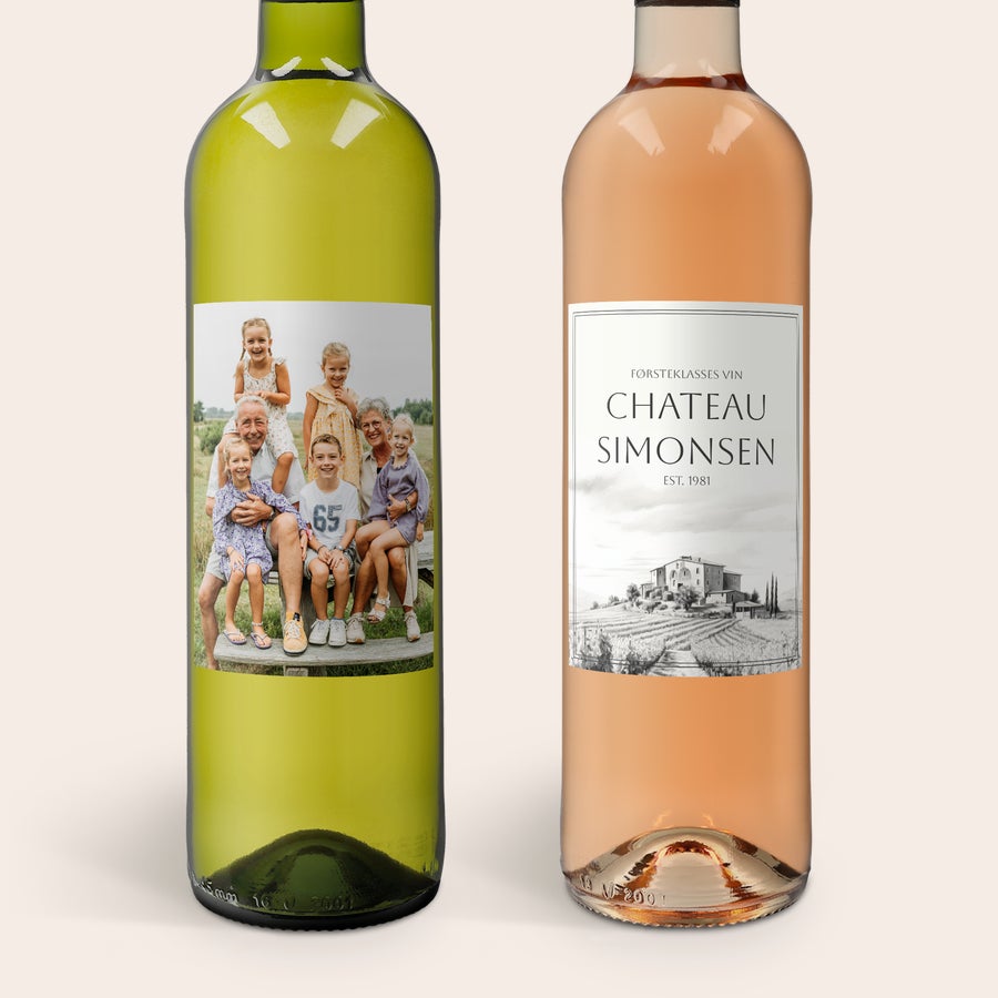 Vin gaveæaske med personlig etikette og trækasse - Maison de la Surprise (rød/hvid/rosé) Hvidvin og rosévin med personlig etiket. Hvidvinen har et familiebillede og rosévinen "Chateau Simonsen EST. 1981". En lækker Maison de la Surprise vin gaveæske.