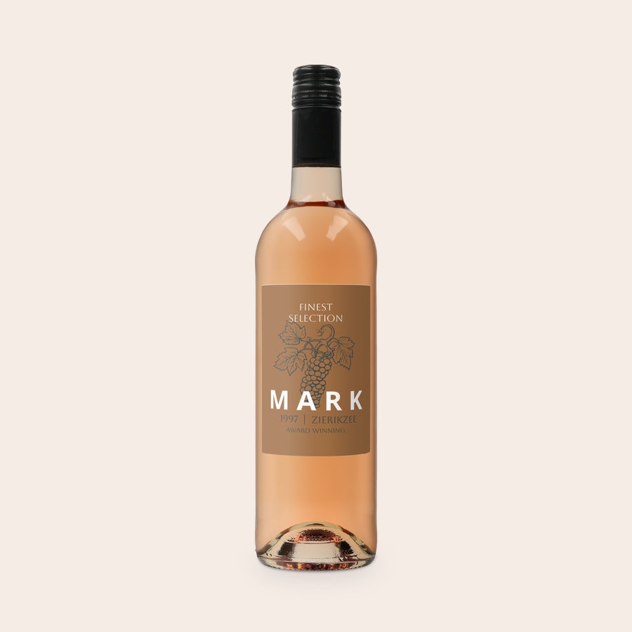 Wijn Belvy Rose personaliseren Belvy rosé wijn fles met een bedrukt etiket dat gepersonaliseerd is met de naam Mark en druivenafbeelding.