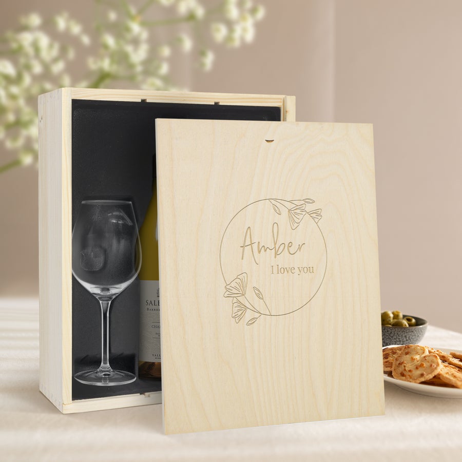Salentein Chardonnay Personalizzato Set regalo vino con bottiglia di Salentein Chardonnay e 2 bicchieri, in scatola di legno personalizzata con incisione sul coperchio "Amber I love you" e motivo floreale.
