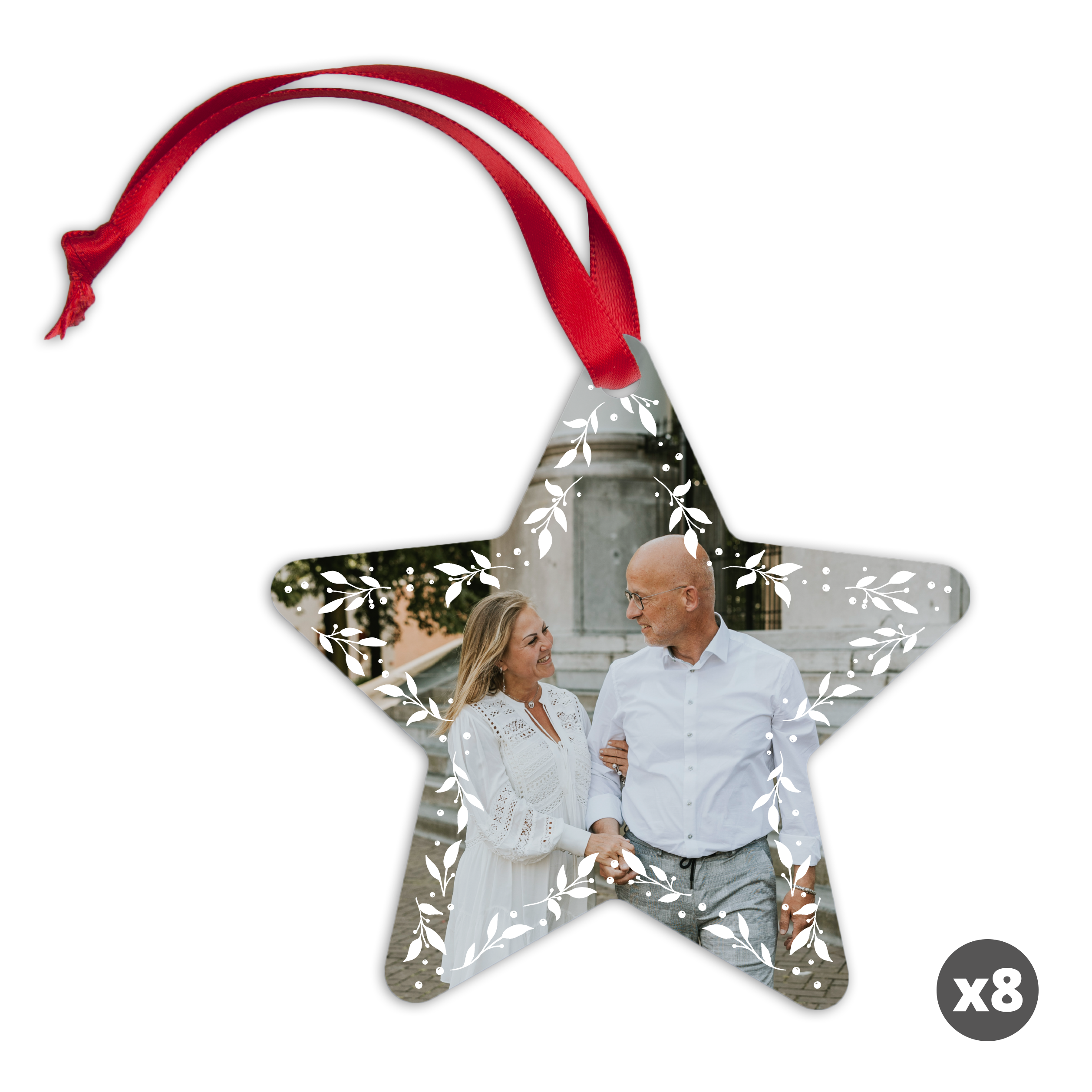 Ornament stea de Crăciun din aluminiu, personalizat cu fotografia unui cuplu, agățat de o panglică roșie. Surprinde-i cu ornamente unice de Crăciun.