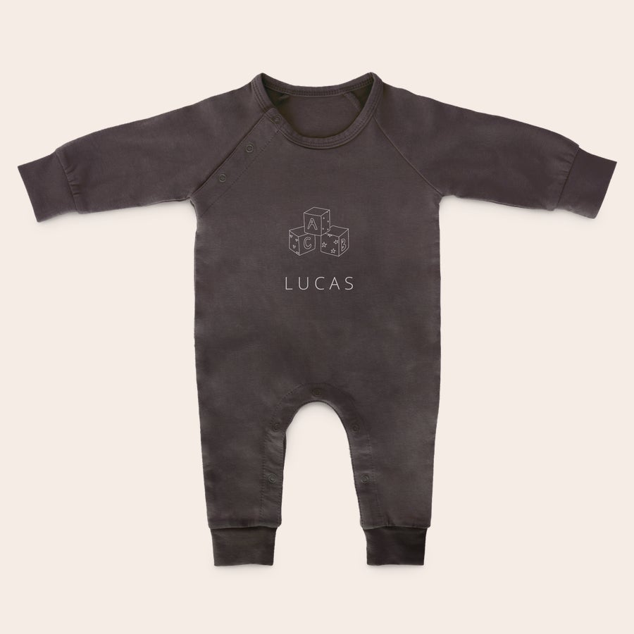 Costum de joacă pentru bebeluși Costum personalizat gri închis pentru bebeluși cu numele Lucas și blocuri de construit imprimate.